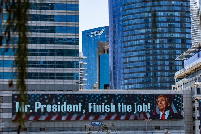Плакат с изображением Дональда Трампа в Тель-Авиве