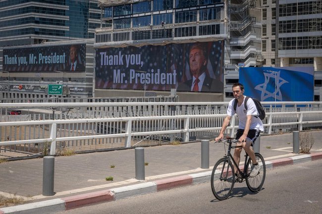 Дональд Трамп на плакате с надписью Thank You Mr President (Тель-Авив)