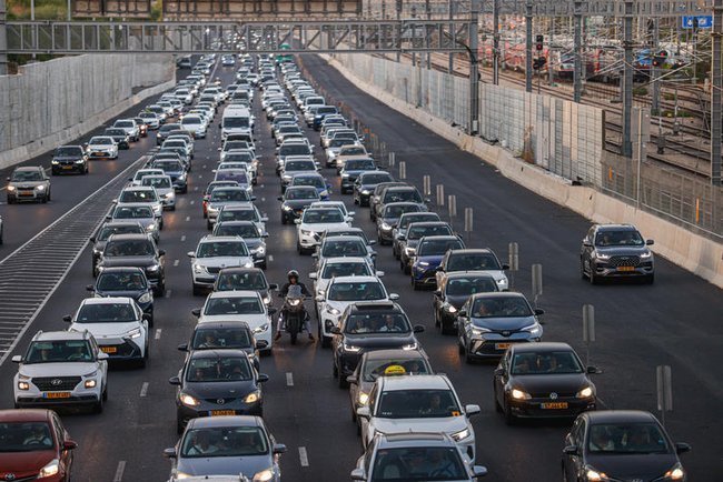 Трасса аялон в тель-авиве, не которой беспрерывный поток автомобилей