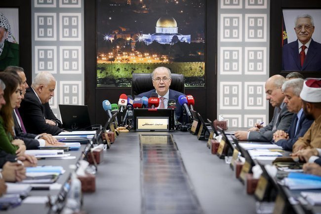 Премьер-министр Палестинской автономии Мухаммед Мустафа ведет заседание кабмина в Рамалле, апрель 2024 г.