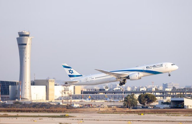 Самолет EL AL вылетает из аэропорта Бен-Гурион