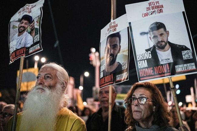 Израильтяне митингуют, требуя прекратить войну и вернуть заложников из плена ХАМАС в секторе Газа