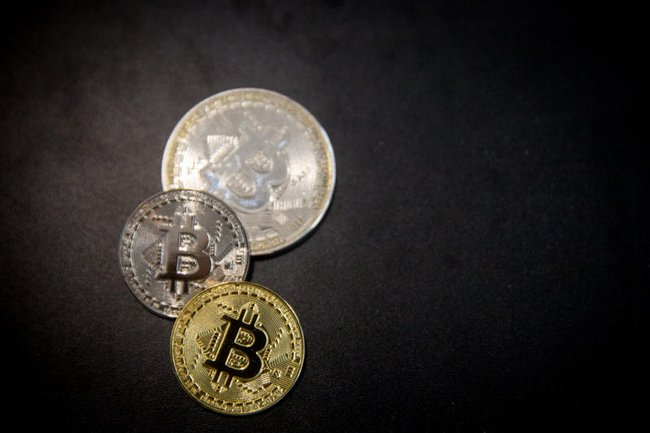 Иллюстрационное изображение биткоинов