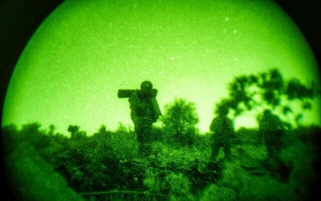 Военный в приборе ночного видения