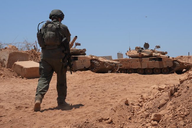 Солдат идет к боевой машине