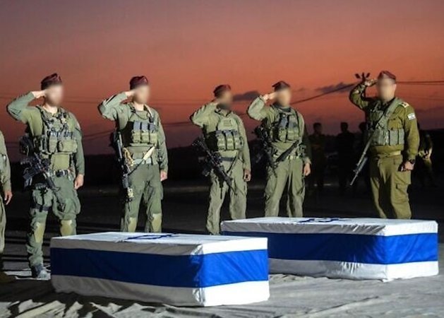 Израильские солдаты отдают честь