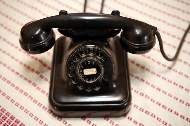 Черный дисковый телефон