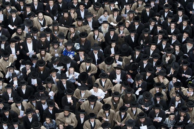 Много религиозных евреев, вид сверху