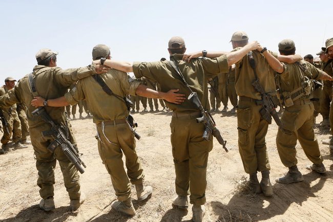 Израильские солдаты обнимаются