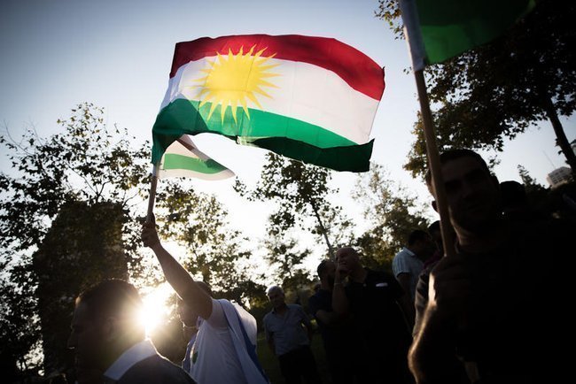 Члены курдской еврейской общины держат курдские флаги на демонстрации перед референдумом о независимости Курдистана