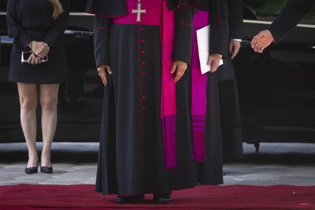 Одежды кардинала, нижняя часть