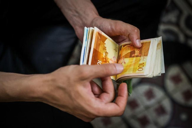 Банкноты в руках у человека