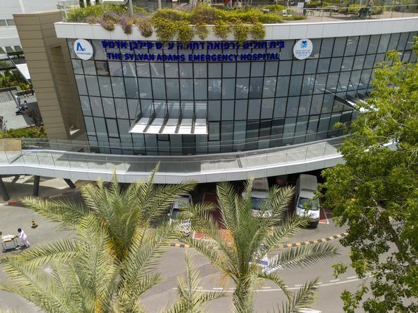 Медцентр «Ихилов», вид снаружи