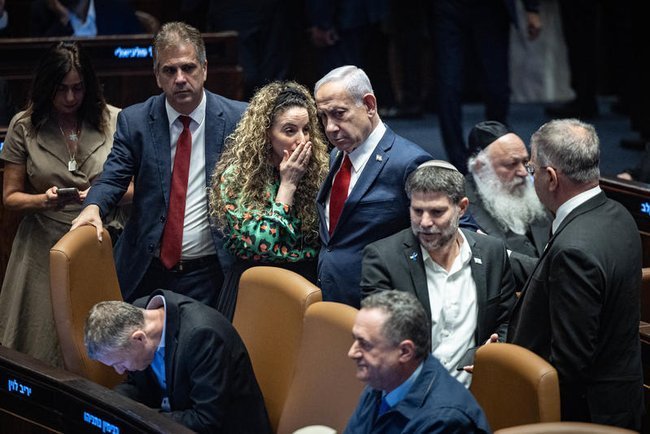 Премьер-министр Биньямин Нетаниягу, министры и депутаты Кнессета на заседании в парламенте