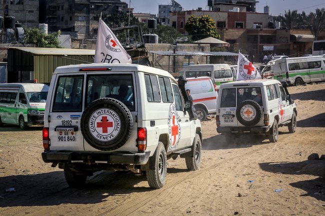 Машины Красного Креста на территории сектора Газа