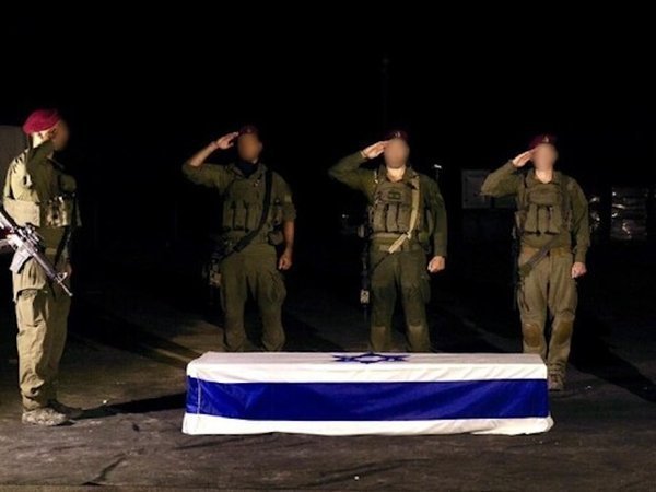 Солдаты отдают честь гробу с телом заложника