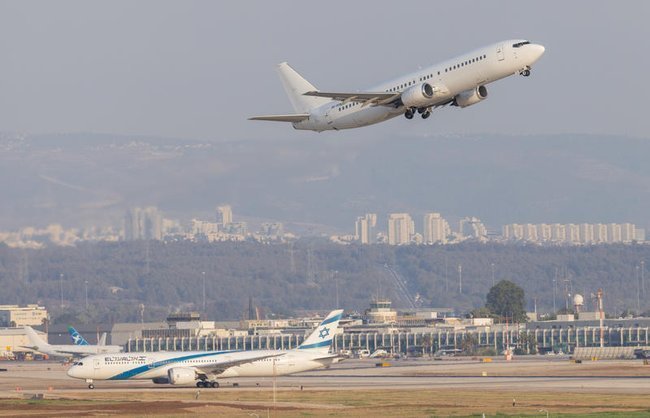 Самолет взлетает в международном аэропорту Бен-Гурион, Израиль