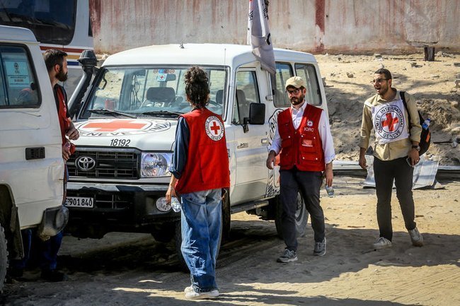 Сотрудники Красного Креста в секторе Газа во время обмена телами