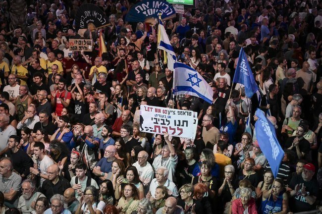 Люди на митинге, посвященном годовщине убийства Рабина