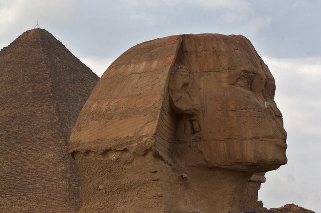 Сфинкс на фоне одной из великих пирамид Гизы