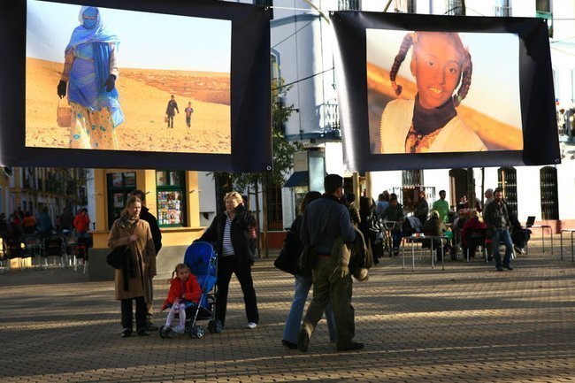 Фотографии коренных жителей Западной Сахары на пешеходной улице в Севилье