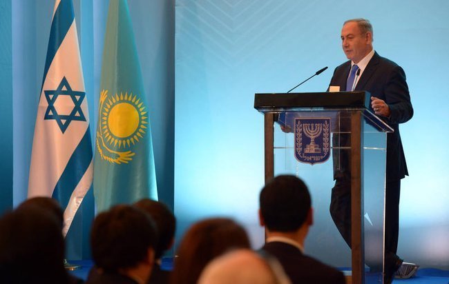 Биньямин Нетаниягу выступает на бизнес-форуме в Казахстане в 2016 году