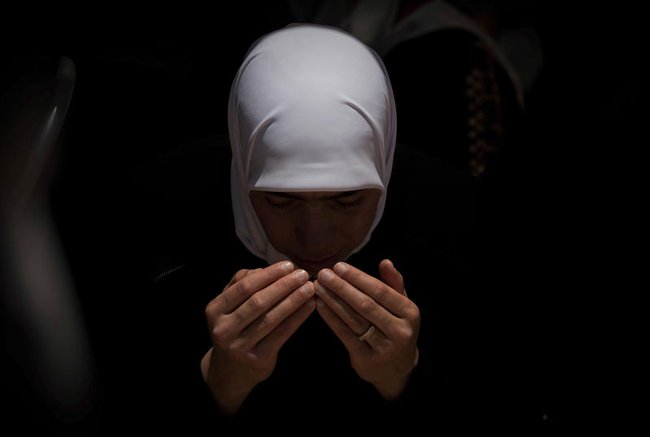 Мусульманская женщина в момент молитвы