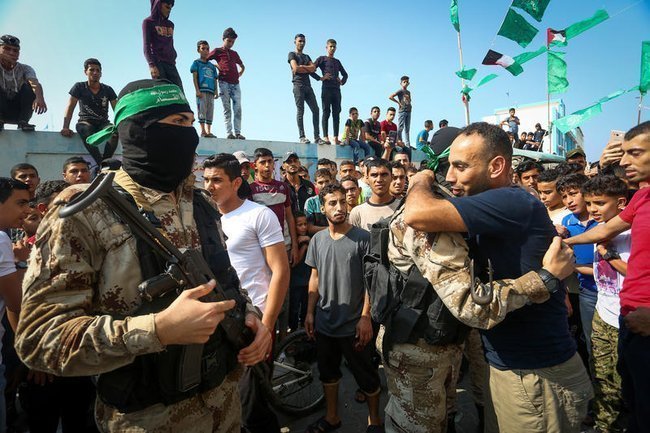 Бойцы ХАМАС и обнимающиеся люди