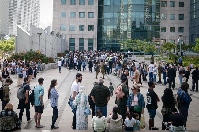 Израильтяне в очереди в Министерство внутренних дел в Тель-Авиве