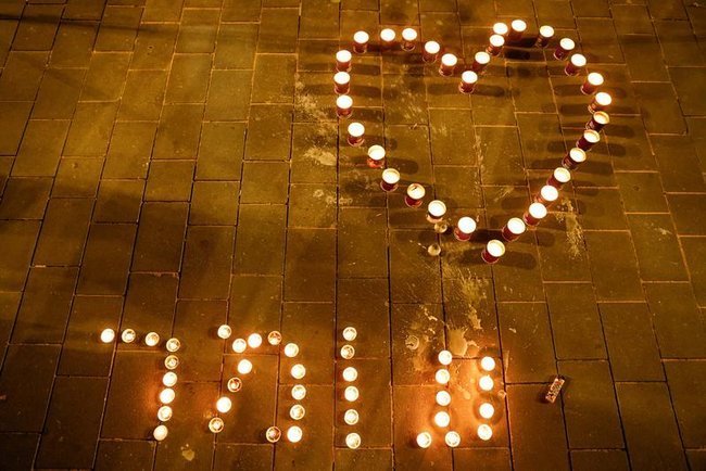 Свечи в форме сердца и с именем «Омер»