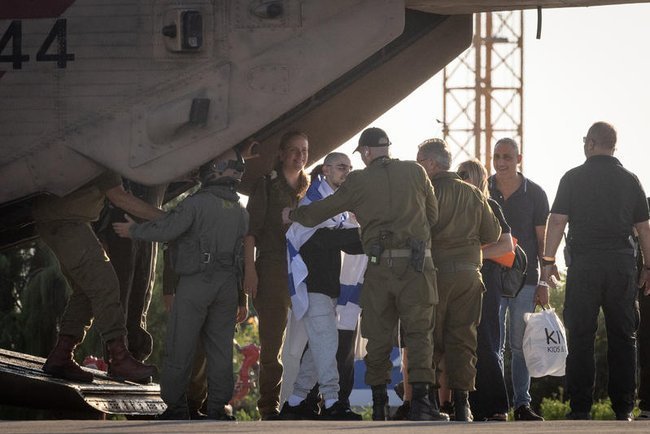 Рома Браславски встречают израильские военные после освобождения