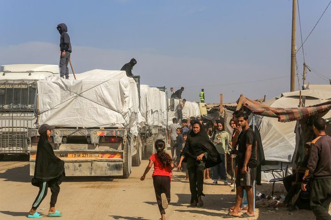 Гуманитарная помощь поступает в сектор Газа через израильский КПП Керем-Шалом, Хан-Юнис, юг сектора Газа