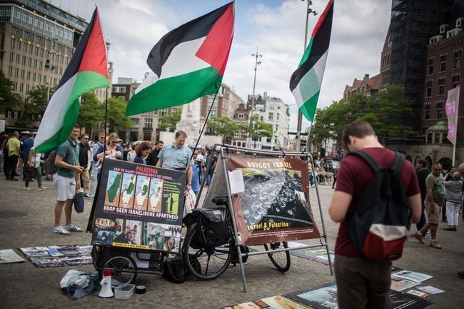 Стенд движения BDS на площади в Амстердаме.