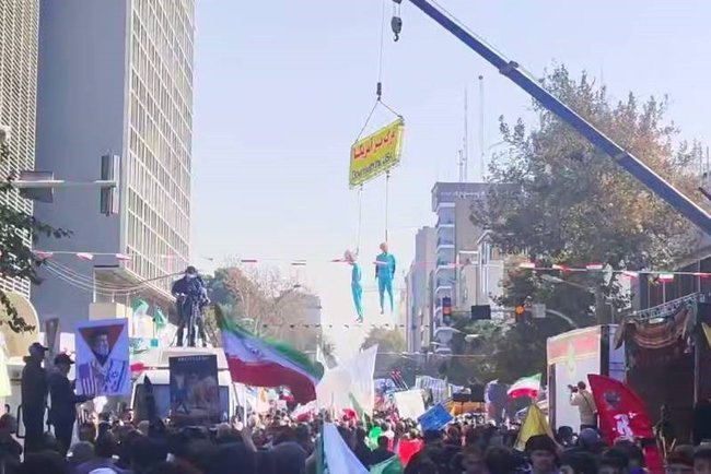 Кадр с демонстрации в Иране по случаю годовщины захвата американского посольства