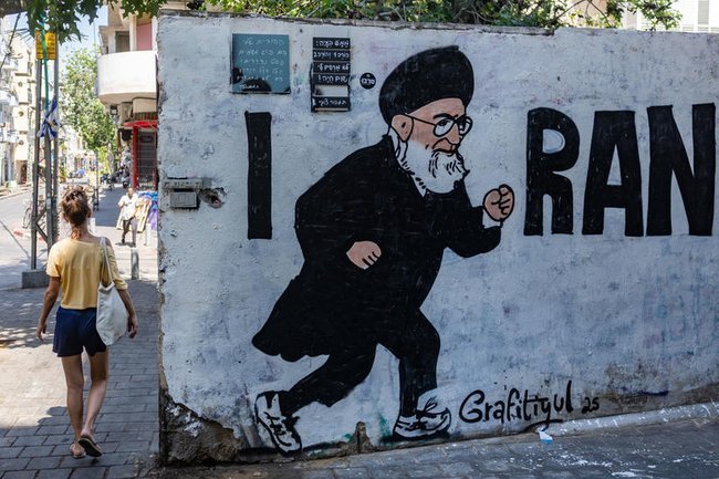 Граффити с изображением аятоллы Хаменеи в Тель-Авиве.