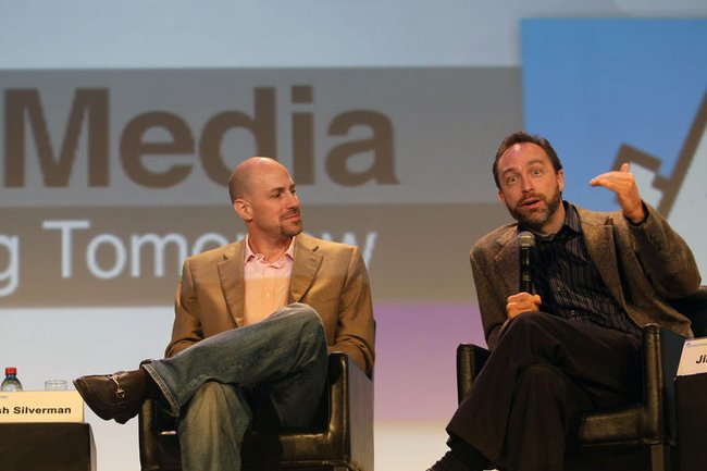 Президент Skype Джош Силвермэн и сооснователь Википедии Джимми Уэйлс на конференции в Иерусалиме в 2009 году