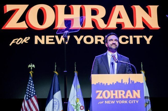 Зохран Мамдани выступает перед сторонниками в Нью-Йорке.