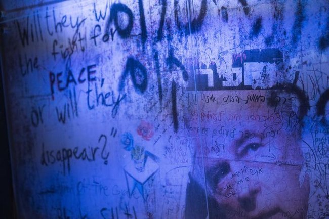 Стена памяти Ицхака Рабина с посланиями о мире и надежде, Тель-Авив.