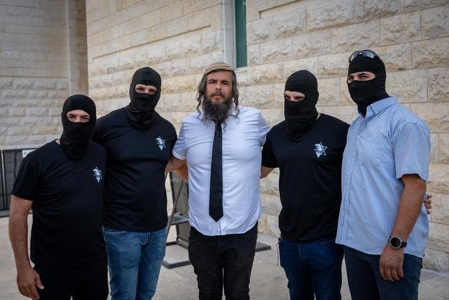 Солдаты ЦАХАЛ, обвиняемые по делу «Сде-Тейман», и их адвокаты перед пресс-конференцией 2 ноября