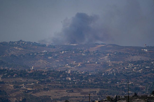Дым над южным Ливаном после израильского удара.
