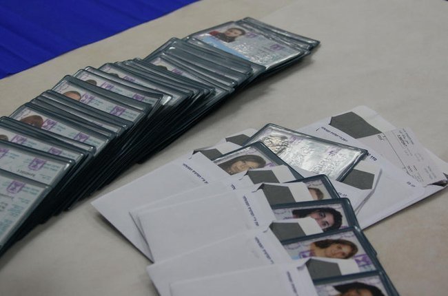 Стопка израильских внутренних паспортов.