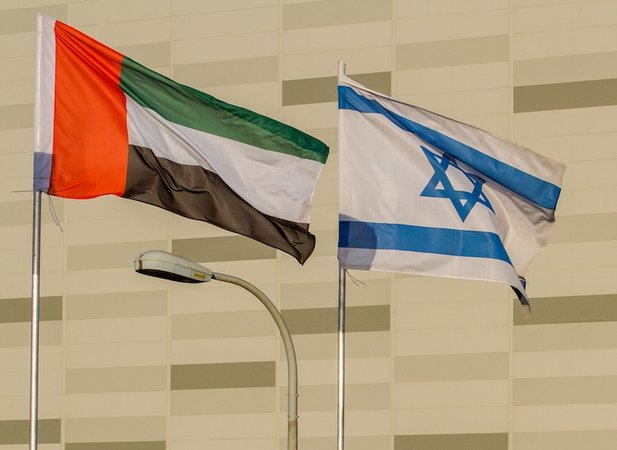 Флаги ОАЭ и Израиля
