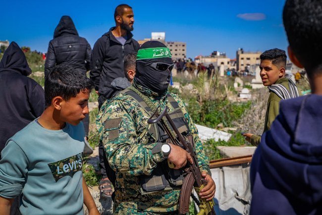 Боевик ХАМАС в окружении палестинцев