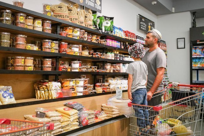 Отец и сын в супермаркете