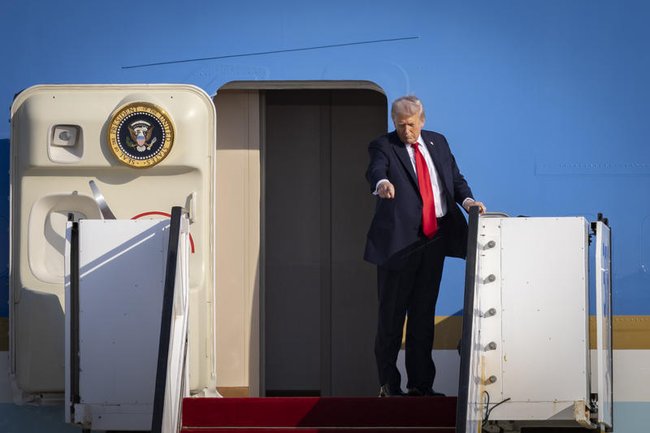 Дональд Трамп на трапе президентского самолета