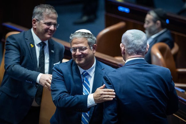 Итамар Бен-Гвир обнимает Биньямина Нетаниягу