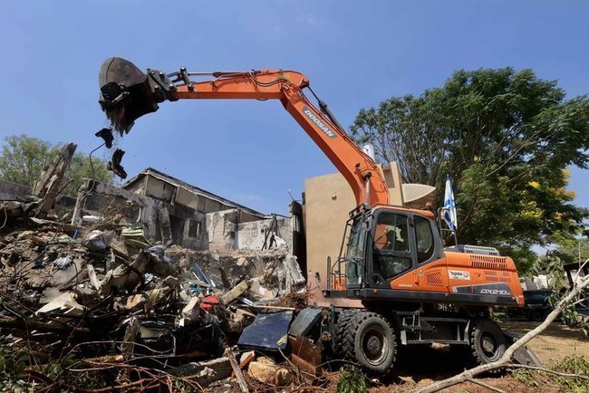 Бульдозер сносит дом в кибуце Беэри, разрушенный во время теракта 7 октября.