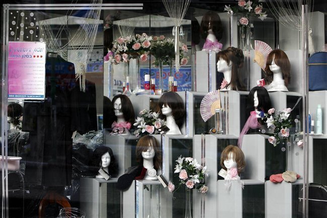 Витрина магазина женских париков в Бней-Браке.