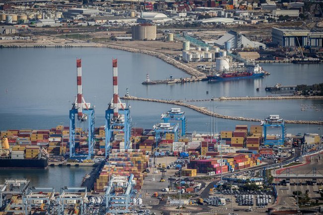 Вид на порт Хайфы.