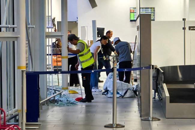 Израильские спасательные службы в аэропорту Рамон после попадания хуситского дрона.